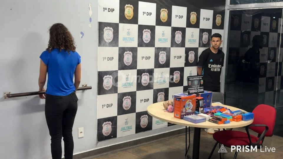 Casal é preso suspeito de furtar produtos de loja de celulares no Centro de Manaus