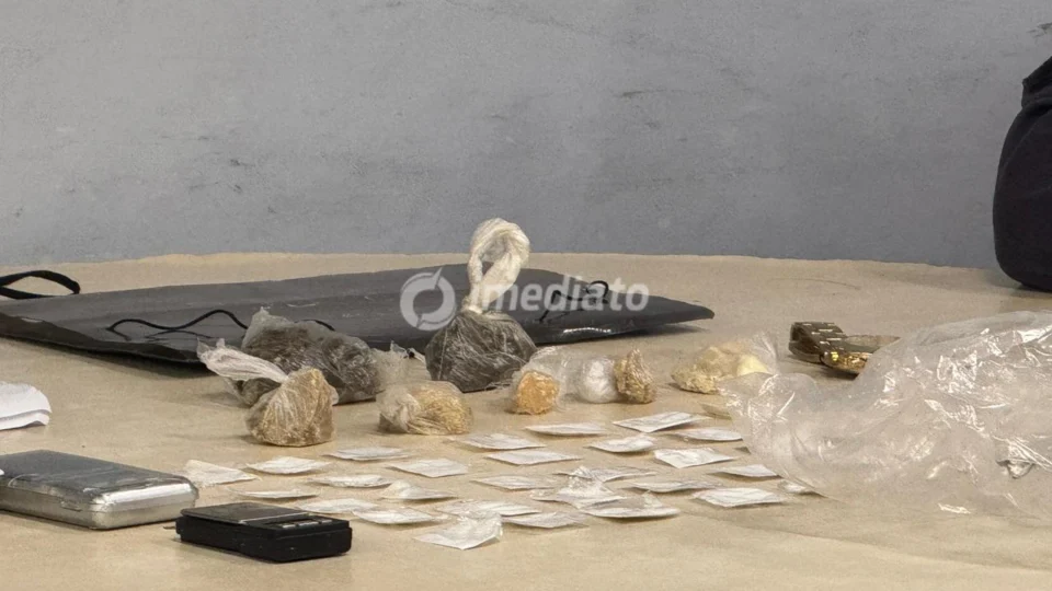 Força Tática apreende drogas durante incursão no Beco Beija-Flor, no bairro São José 1