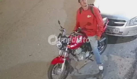 VÍDEO: Ladrão aproveita madrugada e leva moto Fan 150 com ligação direta no bairro São Raimundo