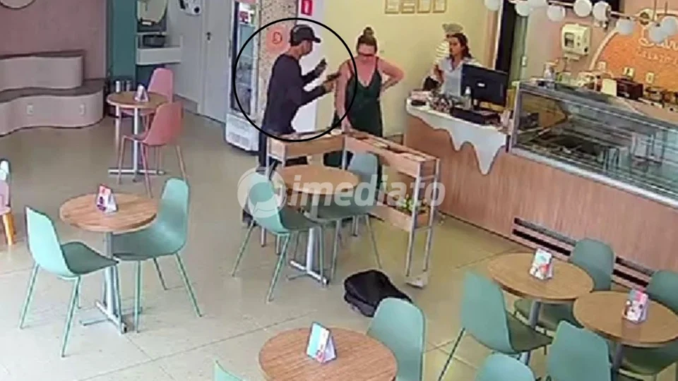 VÍDEO: Bandido invade sorveteria e rende funcionárias durante assalto e foge com dinheiro, celulares e moto