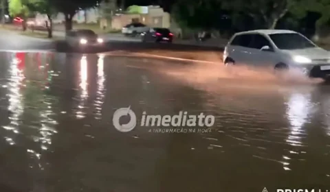 Forte chuva alaga trecho da Avenida Getúlio Vargas e deixa estabelecimentos ‘ilhados’ em Boa Vista