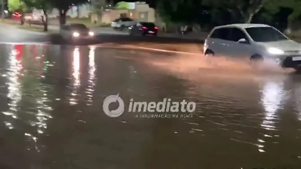 Forte chuva alaga trecho da Avenida Getúlio Vargas e deixa estabelecimentos ‘ilhados’ em Boa Vista
