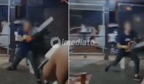 VÍDEO: Homem causa pânico após invadir bar com motosserra e avançar contra clientes
