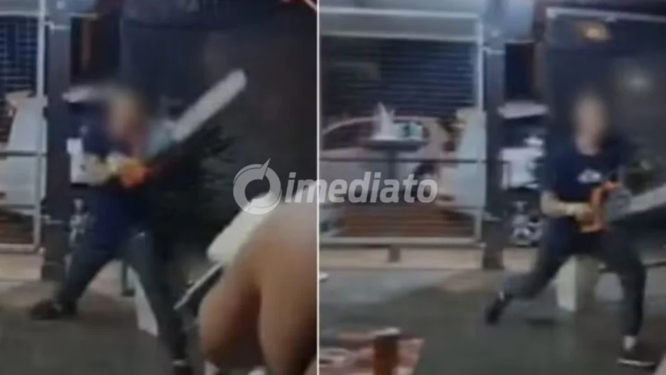 VÍDEO: Homem causa pânico após invadir bar com motosserra e avançar contra clientes