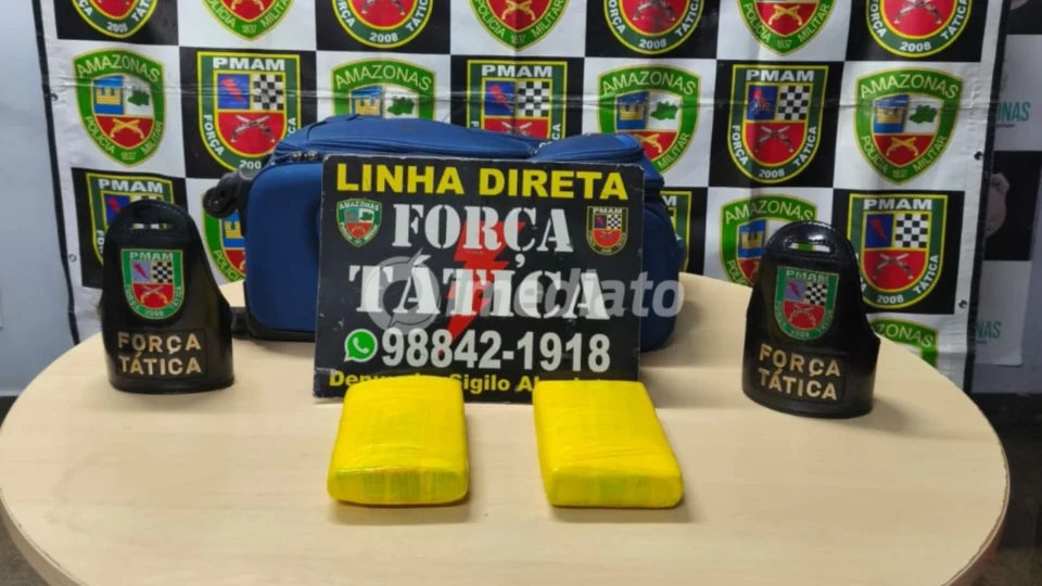 Homem foge e polícia apreende dois tabletes de cocaína dentro de mala em embarcação no Centro de Manaus