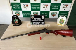 Dupla tenta fugir de barreira policial e é presa com espingarda escondida em balde no bairro Novo Israel