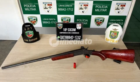 Dupla tenta fugir de barreira policial e é presa com espingarda escondida em balde no bairro Novo Israel