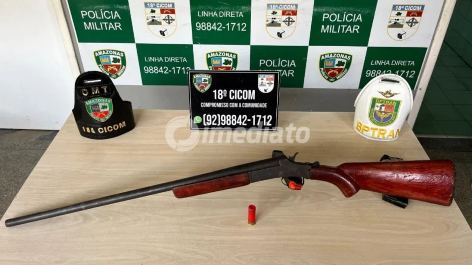 Dupla tenta fugir de barreira policial e é presa com espingarda escondida em balde no bairro Novo Israel