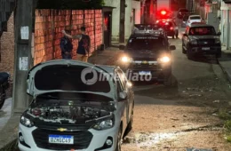 Ocupantes de veículo fogem de barreira policial e abandonam carro no bairro Novo Aleixo