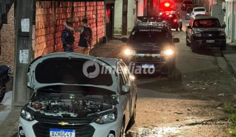 Ocupantes de veículo fogem de barreira policial e abandonam carro no bairro Novo Aleixo