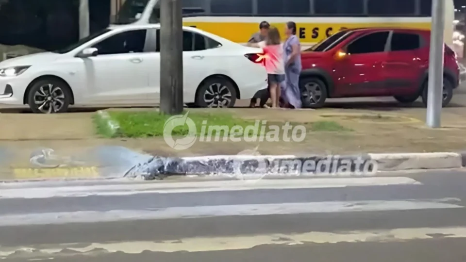 Colisão entre dois carros causa lentidão no trânsito na Avenida Venezuela, em Boa Vista