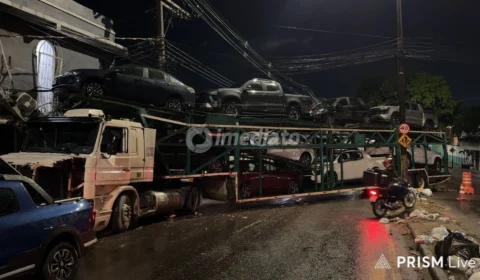 Caminhão cegonha perde controle, desce de ré e destrói fachada de residência na Avenida Rodrigo Otávio