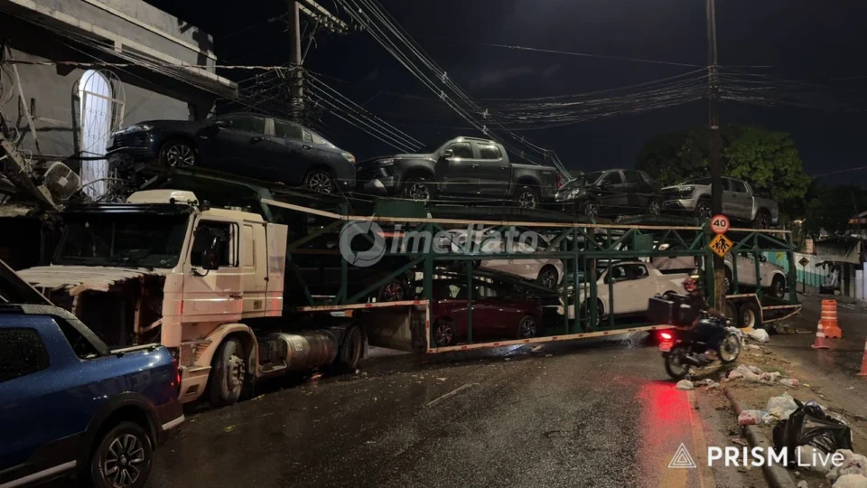 Caminhão cegonha perde controle, desce de ré e destrói fachada de residência na Avenida Rodrigo Otávio