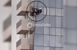 VÍDEO: Operários ficam pendurados no 15º andar de prédio durante forte chuva em Manaus