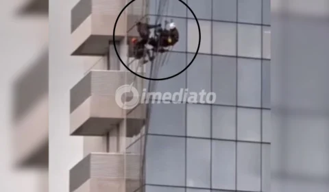 VÍDEO: Operários ficam pendurados no 15º andar de prédio durante forte chuva em Manaus