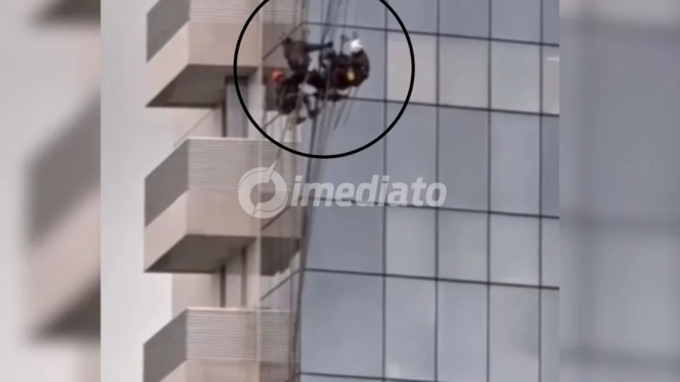 VÍDEO: Operários ficam pendurados no 15º andar de prédio durante forte chuva em Manaus