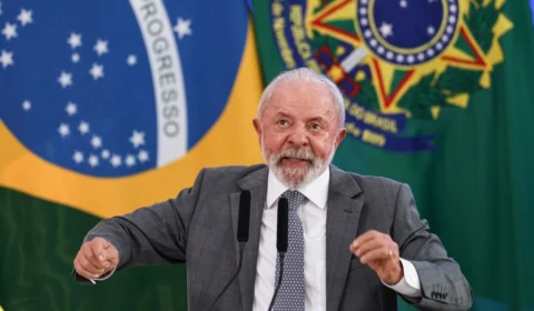 Lula sanciona lei que proíbe linguagem neutra na administração pública