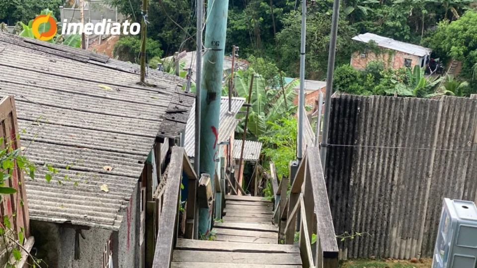 Moradores do Beco da Jaqueira pedem reforma de escadaria em estado precário no bairro Novo Israel 2