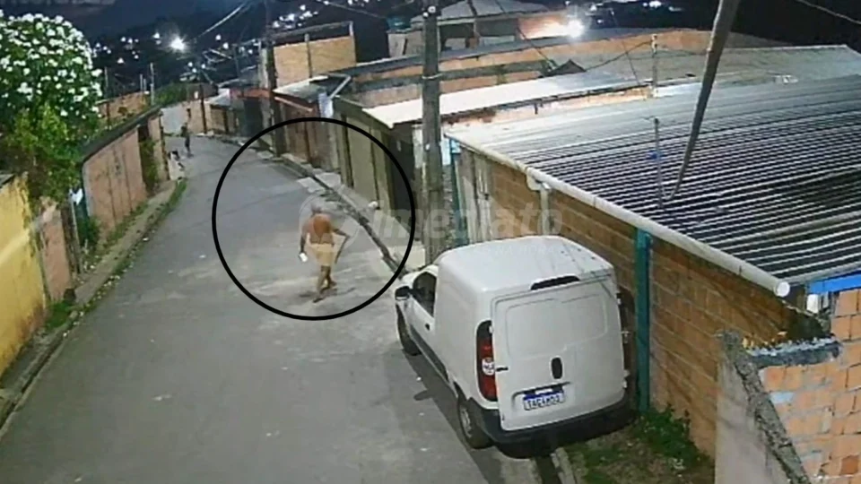 Homem é flagrado intimidando crianças com facão no Mauazinho