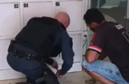 Veja o momento em que menino é resgatado após ficar preso em armário de agência bancária em Paranaíba