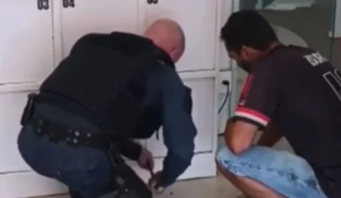 Veja o momento em que menino é resgatado após ficar preso em armário de agência bancária em Paranaíba