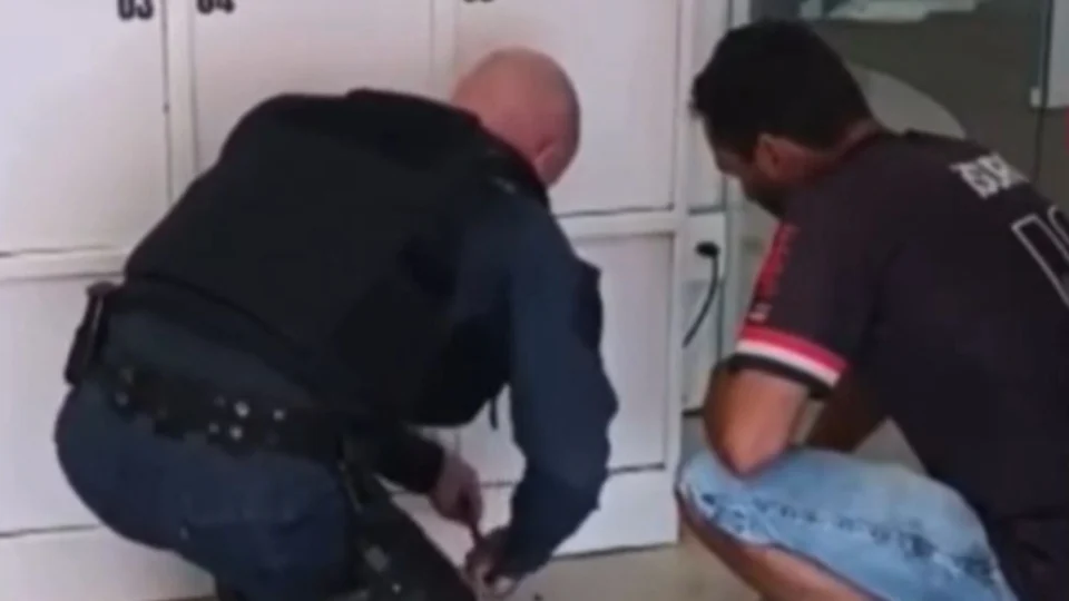 Veja o momento em que menino é resgatado após ficar preso em armário de agência bancária em Paranaíba