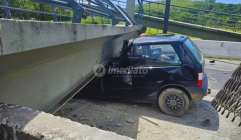 Tragédia: Caminhão derruba passarela e motorista de carro morre esmagado na BR-116, em Magé