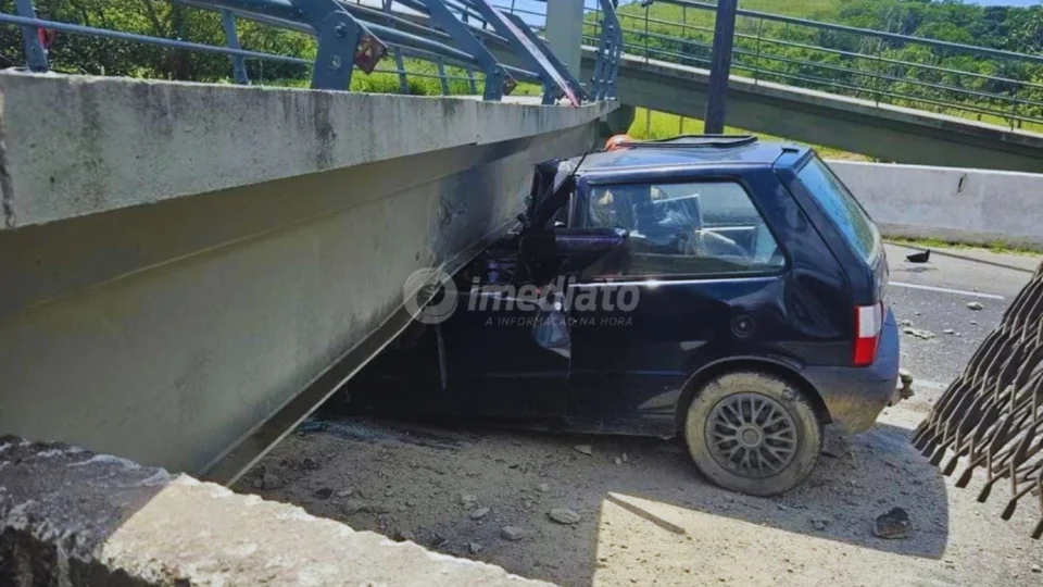 Tragédia: Caminhão derruba passarela e motorista de carro morre esmagado na BR-116, em Magé