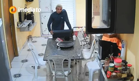 Veja vídeo: Dupla invade casa de família no Nova Cidade e leva tudo, inclusive a comida do freezer