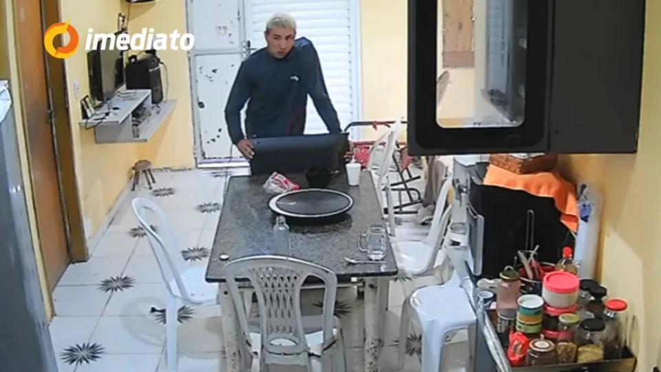Veja vídeo: Dupla invade casa de família no Nova Cidade e leva tudo, inclusive a comida do freezer