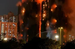 Veja as imagens: Incêndio em Hong Kong deixa 65 mortos e centenas desaparecidos em uma das maiores tragédias da década