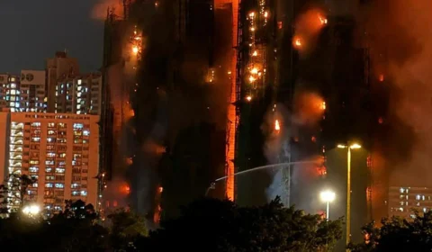 Veja as imagens: Incêndio em Hong Kong deixa 65 mortos e centenas desaparecidos em uma das maiores tragédias da década
