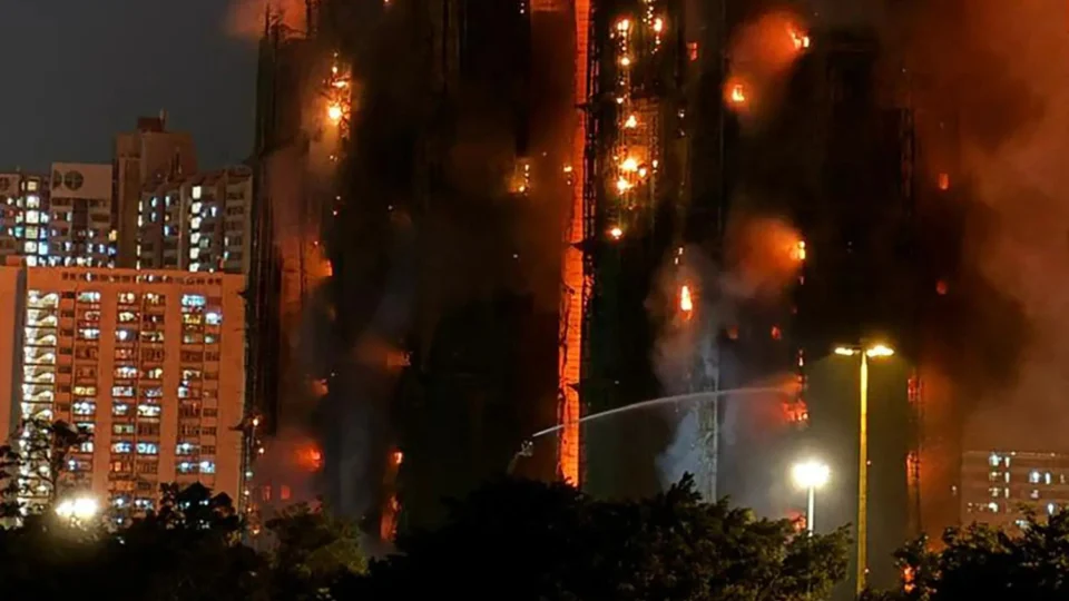 Veja as imagens: Incêndio em Hong Kong deixa 65 mortos e centenas desaparecidos em uma das maiores tragédias da década