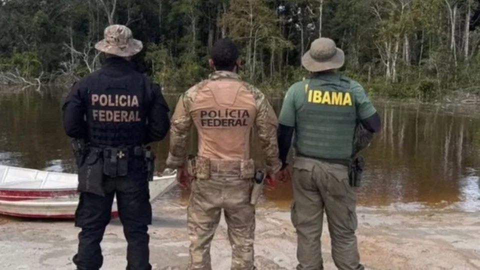 PF e Polícia da Colômbia destroem 14 dragas de garimpo ilegal na fronteira amazônica