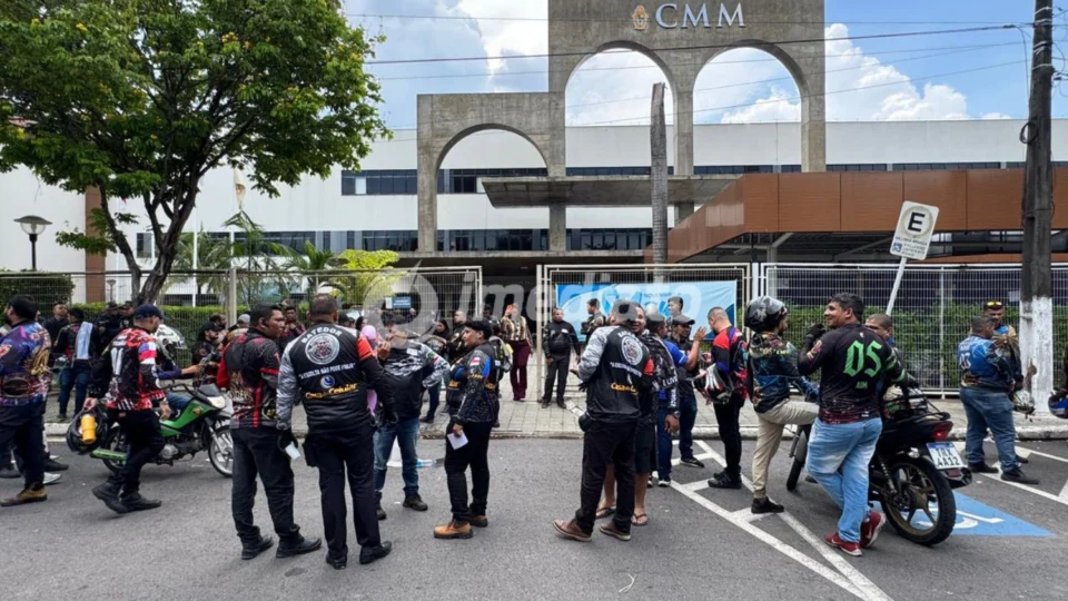 Motoristas de aplicativo realizam manifestação durante audiência sobre APL 713 na Câmara Municipal de Manaus
