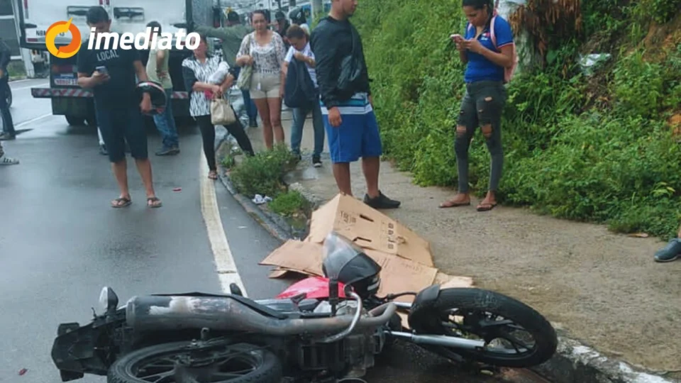 Motociclista morre ao tentar ultrapassar caminhão na Avenida Torquato Tapajós