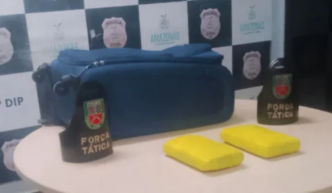 Força Tática encontra mala com 2 kg de maconha em embarcação no Porto da Manaus Moderna