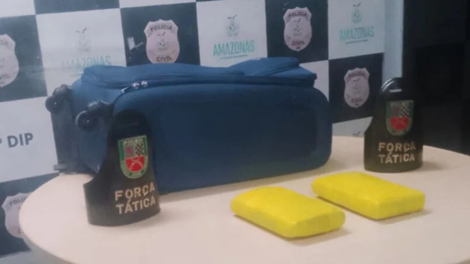 Força Tática encontra mala com 2 kg de maconha em embarcação no Porto da Manaus Moderna