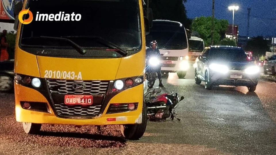 Motociclista fica ferido após acidente com lotação na Avenida Hilário Gurjão, no Jorge Teixeira
