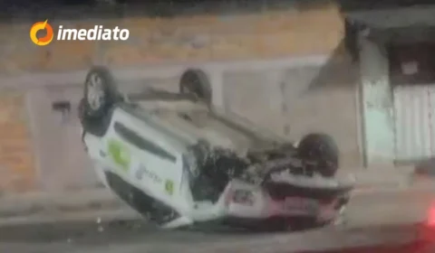 Veja vídeo: Carro de aplicativo capota e deixa duas pessoas feridas na Av. Hilário Gurjão, bairro Jorge Teixeira