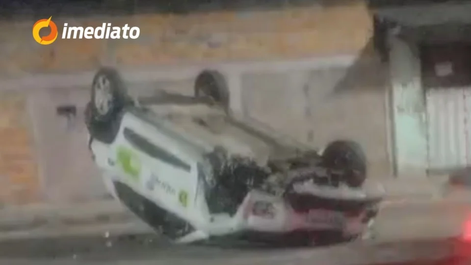 Veja vídeo: Carro de aplicativo capota e deixa duas pessoas feridas na Av. Hilário Gurjão, bairro Jorge Teixeira