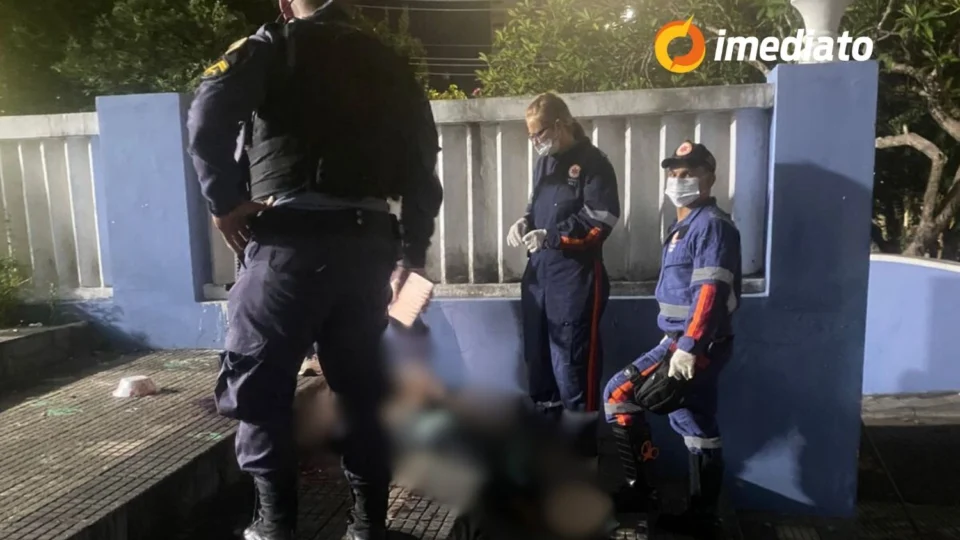 Homem é encontrado ensanguentado nas escadarias de colégio no Centro de Manaus