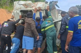 Veja o momento em que motorista é resgatado após tombamento de caminhão-pipa na AM-010