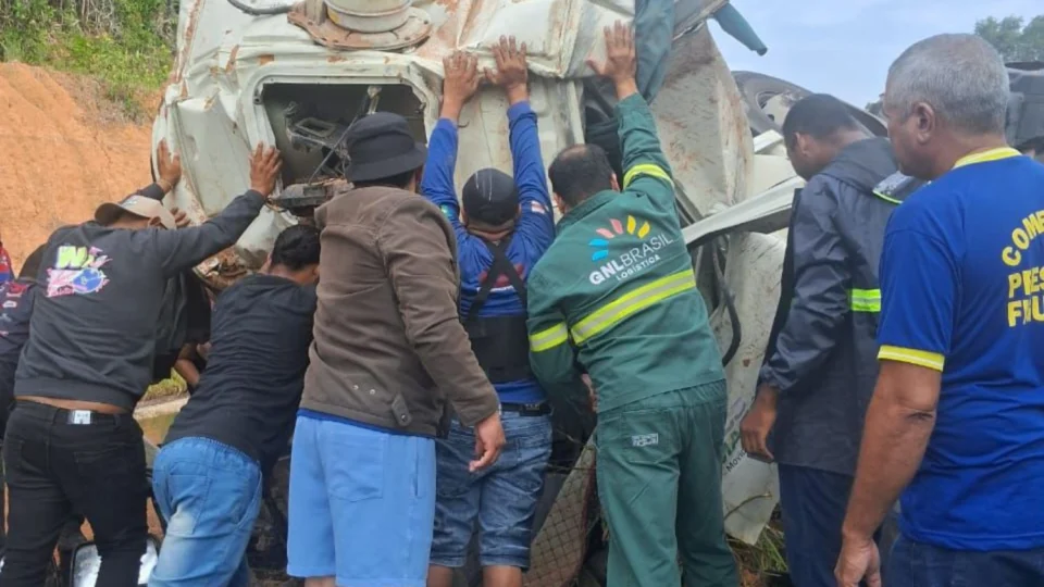 Veja o momento em que motorista é resgatado após tombamento de caminhão-pipa na AM-010