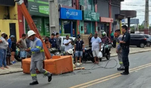 Imagem forte: Dois funcionários de uma empresa de energia elétrica sofrem grave acidente após cesta aérea despencar