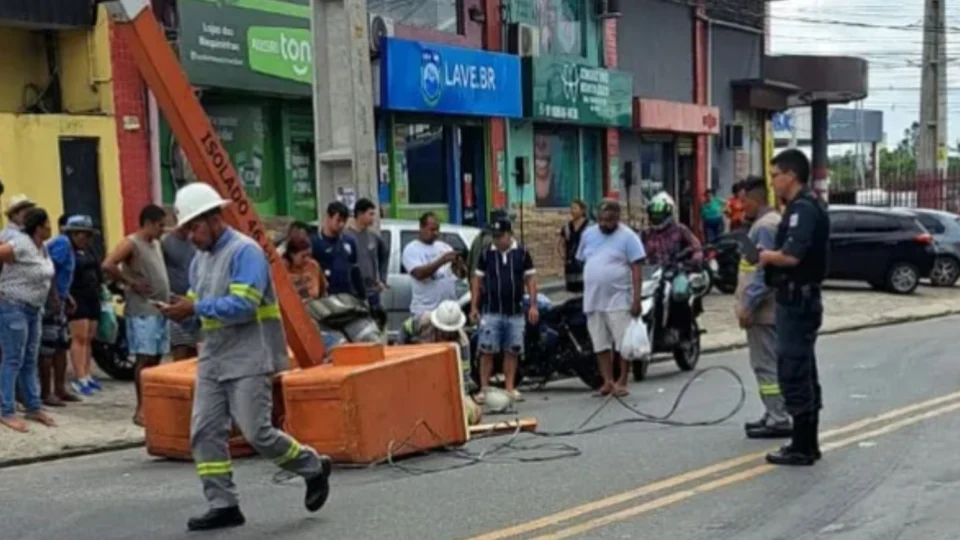 Imagem forte: Dois funcionários de uma empresa de energia elétrica sofrem grave acidente após cesta aérea despencar