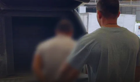 Homem é preso após tentar matar ex-companheira com três facadas ao ser informado do fim do relacionamento