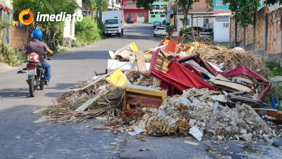 Veja vídeos: Famílias são resgatadas após deslizamento no Conjunto Canarana, na Cidade Nova