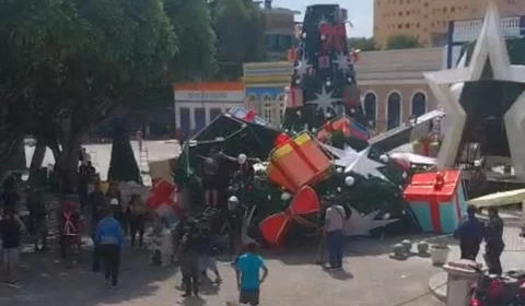 Veja o vídeo URGENTE: Guindaste desaba na Árvore de Natal do Centro de Manaus e deixa pessoas presas em frente ao Teatro Amazonas