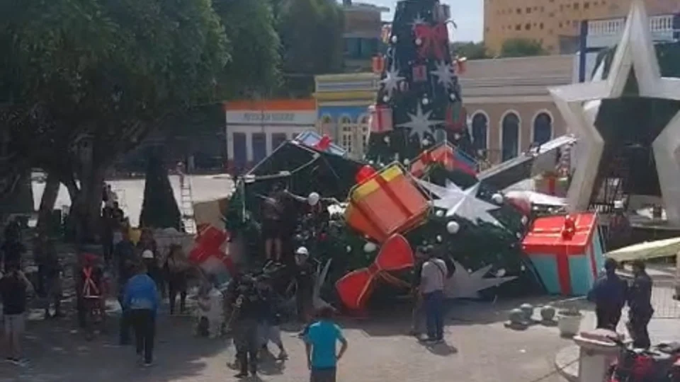 Veja o vídeo URGENTE: Guindaste desaba na Árvore de Natal do Centro de Manaus e deixa pessoas presas em frente ao Teatro Amazonas